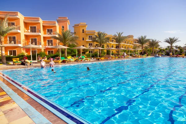 Piscina en complejo tropical en Hurghada, Egipto —  Fotos de Stock