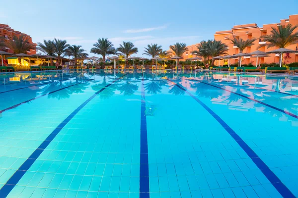 Piscina de resort tropical en Hurghada por la noche — Foto de Stock