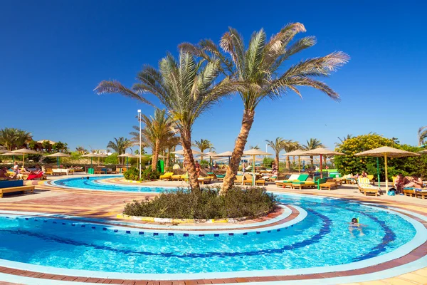 Piscina no resort tropical em Hurghada, Egito — Fotografia de Stock