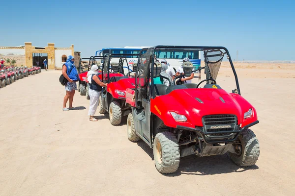 Viaje en quad por el desierto cerca de Hurghada — Foto de Stock