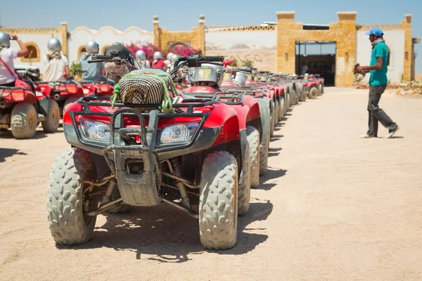 Viaje en quad por el desierto cerca de Hurghada — Foto de Stock