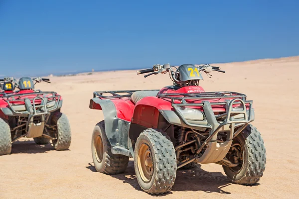 Quad resa på öknen nära hurghada — Stockfoto