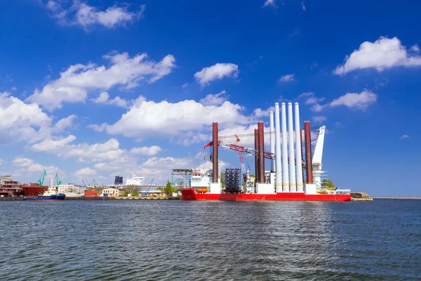 在格丁尼亚与海洋风车安装船的船厂 — 图库照片