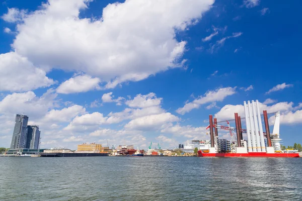 Werft in Gdynia mit Windturbinen-Installationsschiff — Stockfoto