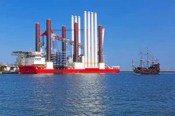 Shipyard in Gdynia with wind turbine installation vessel — Stock Photo, Image