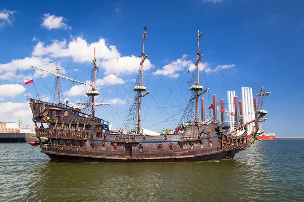 Barco pirata galeón en el agua del Mar Báltico — Foto de Stock