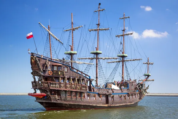 Barco pirata galeón en el agua del Mar Báltico — Foto de Stock