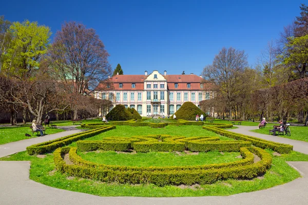 Sommerlandschaft des Äbtepalastes in Danzig oliwa — Stockfoto