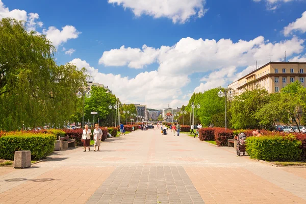 Plaza en Gdynia en día soleado, Polonia — Foto de Stock