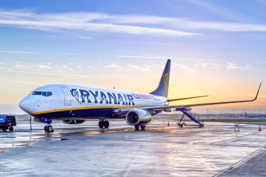 Ryanair dublin airport sunrise adlı düzlemde