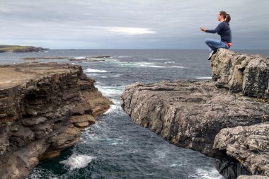 bir uçurumun kenarında meditasyon