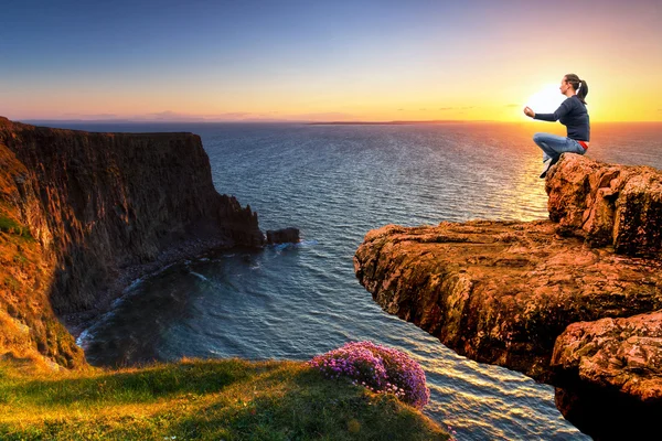 Méditation au bord d'une falaise — Photo