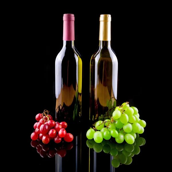 Botella de vino tinto y blanco con uvas — Foto de Stock