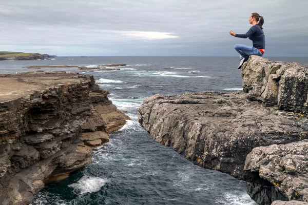 Meditation on the edge of a cliff — Stock Photo, Image