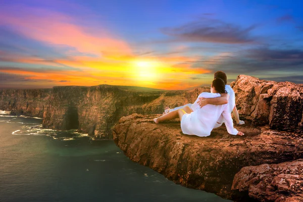 Pareja en abrazo viendo atardecer —  Fotos de Stock