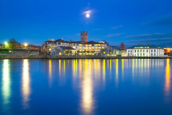 Limerick city éjszaka Shannon folyó — Stock Fotó