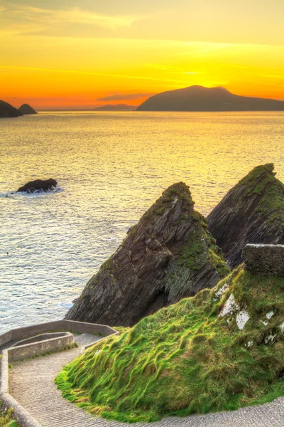 Puesta de sol sobre la bahía de Dunquin en la península de Dingle — Foto de Stock