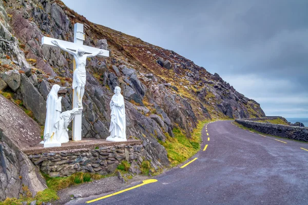 Crucifixo na estrada na península de Dingle — Fotografia de Stock