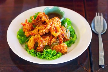 plaka üzerinde derin kızarmış kalamar halkaları