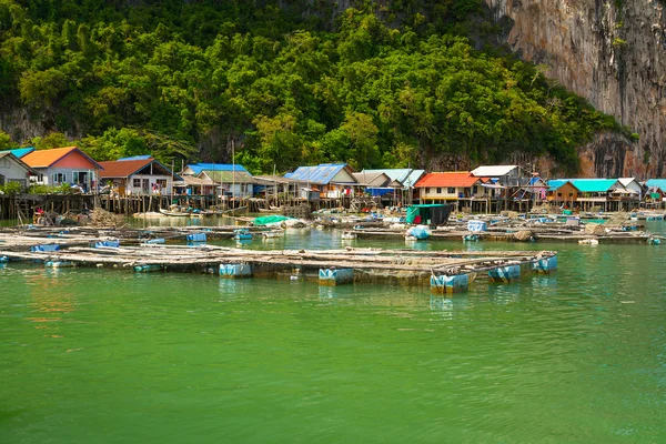 Koh Panyee asentamiento construido sobre pilotes de Phang Nga Bay — Foto de Stock