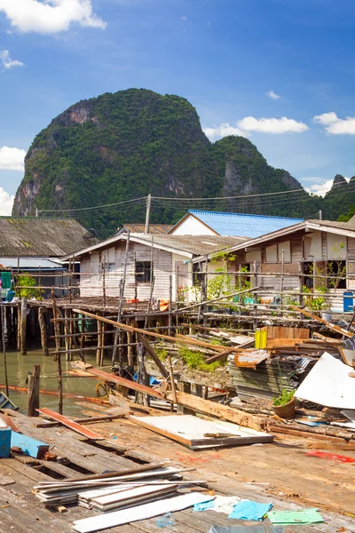 Koh panyee bosättning byggd på pålar i phang nga bay — Stockfoto