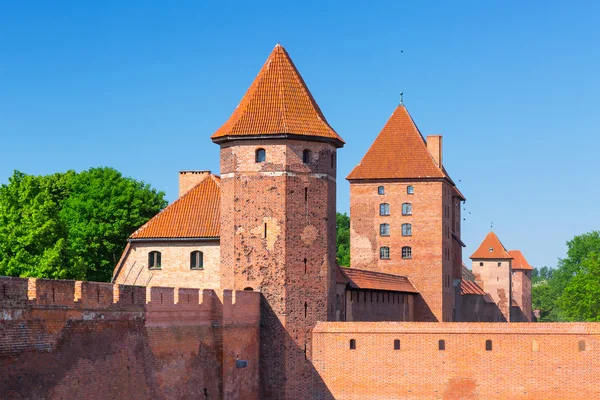 La muralla y las torres del castillo de Malbork —  Fotos de Stock