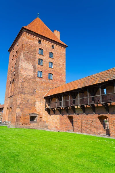 A parede e as torres do castelo de Malbork — Fotografia de Stock