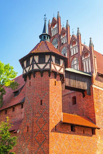 De muur en de torens van malbork kasteel — Stockfoto