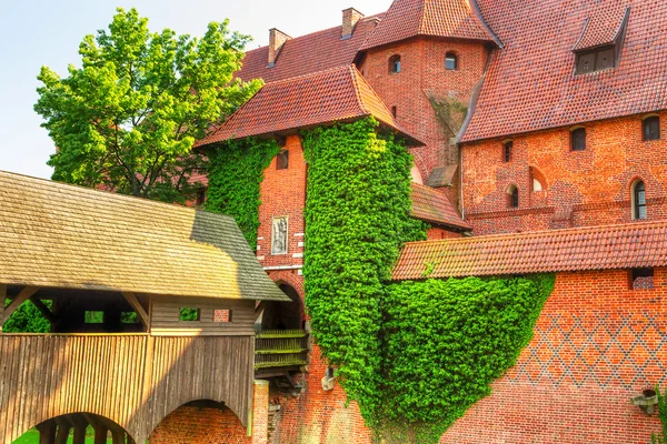 A parede e as torres do castelo de Malbork — Fotografia de Stock