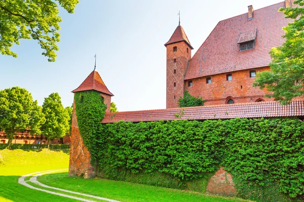 The wall and towers of Malbork castle — Stock Photo, Image