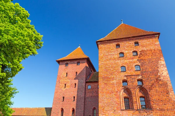 La muralla y las torres del castillo de Malbork — Foto de Stock