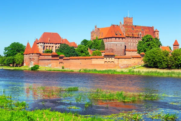 Castello di Malbork nel paesaggio estivo — Foto Stock