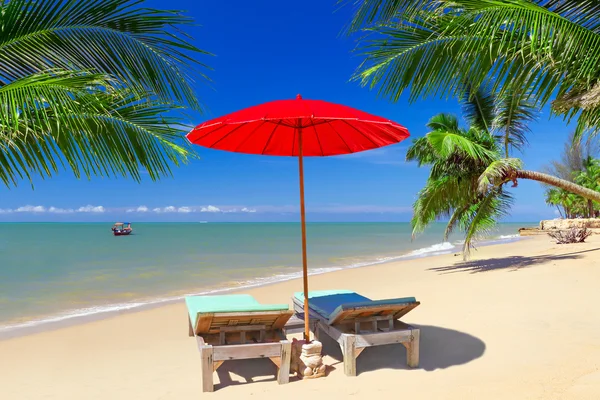 Tropische Strandlandschaft mit Sonnenschirm und Liegestühlen — Stockfoto