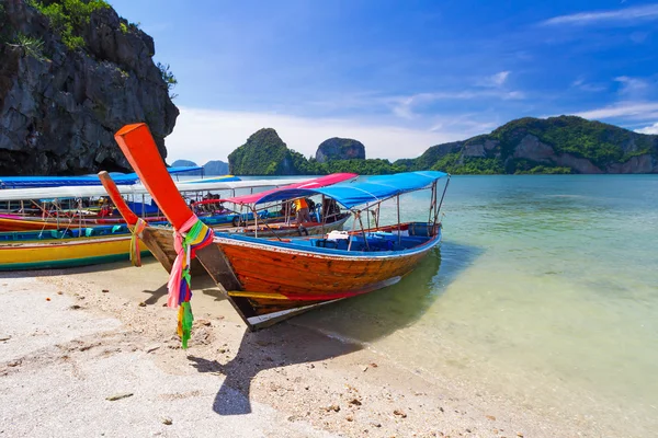 Lange staart boten op de kust van de andaman zee — Stockfoto