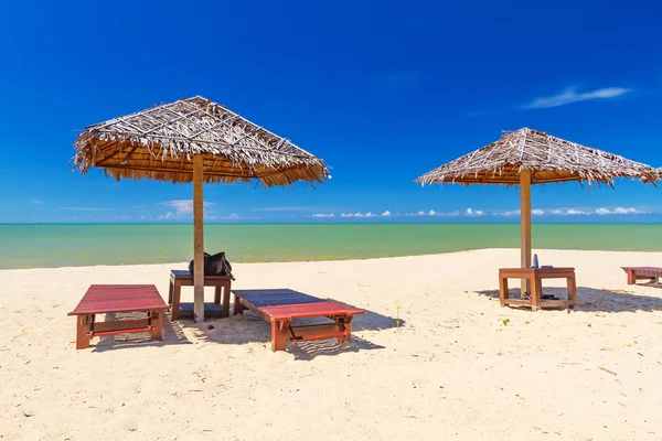 Paisagem de praia tropical com guarda-sol e espreguiçadeiras — Fotografia de Stock