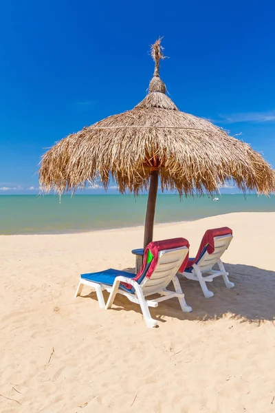 Тропические пляжные пейзажи с зонтиком и шезлонгами — стоковое фото