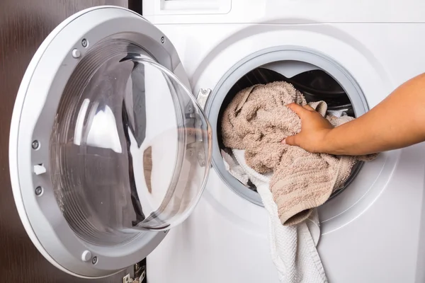 Chargement de la blanchisserie à la machine à laver — Photo