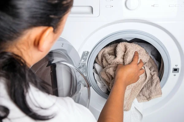 Γυναίκα πλυντηρίου φόρτωσης — Φωτογραφία Αρχείου