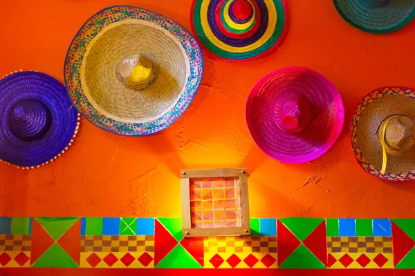 Sombreros mexicains sur le mur — Photo