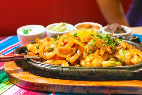 Mexican chicken fajitas with sauces — Stock Photo, Image