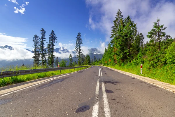 Strada vuota nelle montagne di Tatra — Foto Stock