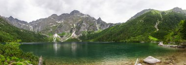 Tatra dağlarındaki Deniz Gölünün Gözü