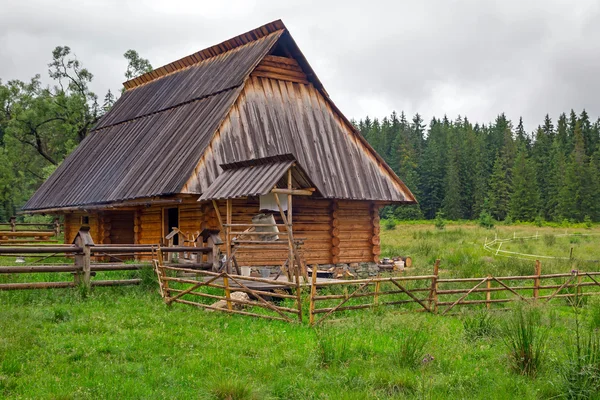 Традиционная деревянная хижина в горах Татр — стоковое фото