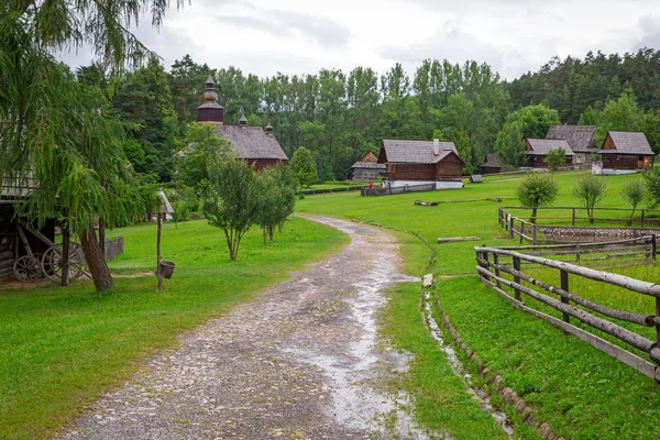 传统的村庄与木房子在斯洛伐克 — 图库照片