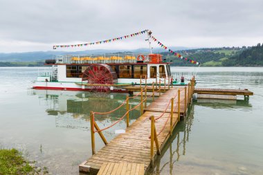 ahşap iskele czorsztyn gölde tekne
