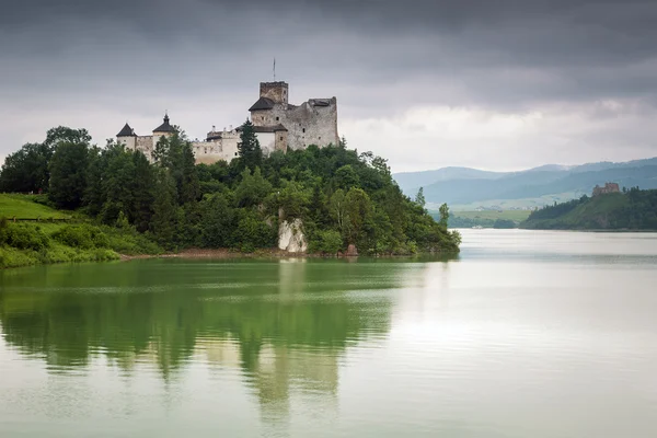 Castillo medieval de Niedzica en el lago Czorsztyn — Foto de Stock