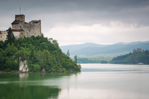 Середньовічний замок Нєдзица на озері Чорстин — стокове фото