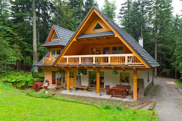 Cabaña de madera en el bosque de las montañas de Tatra — Foto de Stock