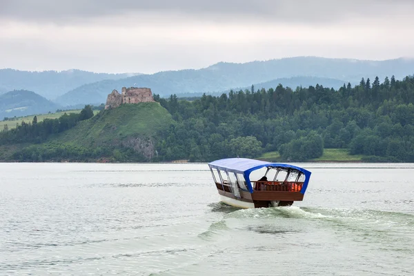 Medieval Czorsztyn castle at the lake — Stock Photo, Image