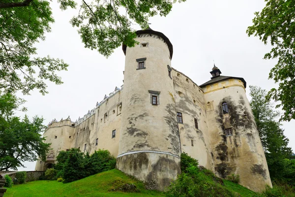 Castelo medieval de Niedzica no Lago Czorsztyn — Fotografia de Stock